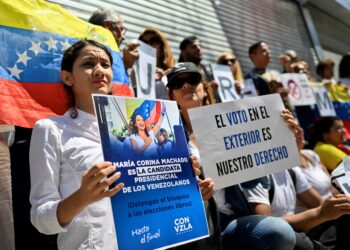 Venezuelans in Argentina protest outside the Venezuelan embassy in Buenos Aires on March 25, 2024, calling for the electoral registry to be enabled so they could vote in the upcoming July 28 presidential elections in Venezuela. - Venezuelans go to the polls on July 28 after a grim decade marked by an economic crisis that has pushed millions to flee the country. (Photo by Luis ROBAYO / AFP)