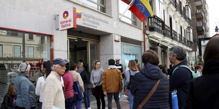 MADRID, 05/04/2024.- Los ciudadanos venezolanos en España se concentraron este jueves frente al consulado de Venezuela en Madrid para protestar contra lo que consideran requisitos inconstitucionales para inscribirse en el registro electoral y poder votar en las elecciones presidenciales del próximo mes de julio. EFE/Lucía Goñi