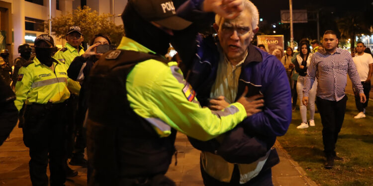 AME5087. QUITO (ECUADOR), 05/04/2024.- El jefe de Cancillería y Asuntos Políticos de la Embajada de México, Roberto Canseco, forcejea con policías para intentar evitar que trasladen al exvicepresidente Jorge Glas, condenado por corrupción, y a quien se le fue negado el asilo político, este viernes en Quito (Ecuador). EFE/ José Jácome