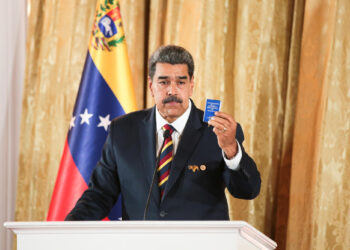 AME4600. CARACAS (VENEZUELA), 03/04/2024.- Fotografía cedida por Prensa de Miraflores donde se observa al presidente de Venezuela, Nicolás Maduro, durante un acto este miércoles en Caracas (Venezuela). El presidente de Venezuela, Nicolás Maduro, urgió este miércoles a la Corte Internacional de Justicia (CIJ) a detener "el genocidio" de Israel contra el pueblo palestino en la Franja de Gaza, donde han muerto 32.975 personas desde el inicio de la guerra en octubre, según el Ministerio de Sanidad gazatí. EFE/ Prensa De Miraflores / SOLO USO EDITORIAL/ SOLO DISPONIBLE PARA ILUSTRAR LA NOTICIA QUE ACOMPAÑA (CRÉDITO OBLIGATORIO)