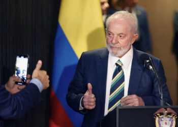 AME8360. BOGOTÁ (COLOMBIA), 17/04/2024.- El presidente de Brasil, Luiz Inácio Lula da Silva, posa para una fotografía durante una declaración junto a su homólogo Colombia, Gustavo Petro (no en la foto), este miércoles, en Bogotá (Colombia). EFE/ Mauricio Dueñas Castañeda