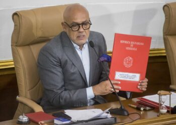 AME7938. CARACAS (VENEZUELA), 16/04/2024.- Jorge Rodríguez, presidente de la Asamblea Nacional de Venezuela, sostiene un libro con el "Proyecto de ley contra el fascismo, neofascismo y expresiones similares", el 2 de abril del 2024 durante una sesión de la Asamblea en Caracas (Venezuela). Activistas de Venezuela alertaron que la propuesta de 'ley contra el fascismo, neofascismo y expresiones similares', actualmente en desarrollo, tergiversa, según aseguraron a EFE, la definición del "fascismo" con el fin de arreciar "la persecución por razones ideológicas" y los "ataques a la libertad de expresión". EFE/ Miguel Gutierrez