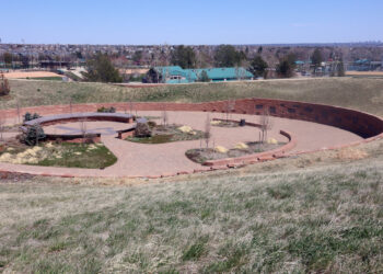 USA4054. COLUMBINE (CO, EEUU), 18/04/2024.- Fotografía del jueves 11 de abril del 2024, del 'Columbine Memorial' (Monumento a Columbine), que honra a los fallecidos, heridos, sobrevivientes y a todas las víctimas de la masacre de la Escuela Secundaria de Columbine, ubicado en Clement Park, detrás de la escuela en Columbine, Colorado (EEUU). Columbine recuerda este sábado a las trece víctimas del primer tiroteo masivo ocurrido en una escuela de EE.UU., hace 25 años, al tiempo que se realiza en esta ciudad de Colorado la edición anual de la feria de armamento en la que los dos agresores escolares compraron sus rifles. EFE/Francisco E. Miraval