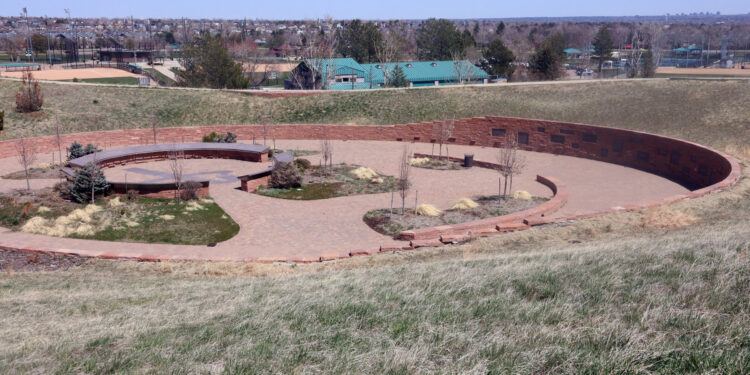 USA4054. COLUMBINE (CO, EEUU), 18/04/2024.- Fotografía del jueves 11 de abril del 2024, del 'Columbine Memorial' (Monumento a Columbine), que honra a los fallecidos, heridos, sobrevivientes y a todas las víctimas de la masacre de la Escuela Secundaria de Columbine, ubicado en Clement Park, detrás de la escuela en Columbine, Colorado (EEUU). Columbine recuerda este sábado a las trece víctimas del primer tiroteo masivo ocurrido en una escuela de EE.UU., hace 25 años, al tiempo que se realiza en esta ciudad de Colorado la edición anual de la feria de armamento en la que los dos agresores escolares compraron sus rifles. EFE/Francisco E. Miraval