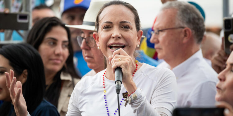 LA VICTORIA (VENEZUELA), 18/05/2024.- La líder opositora María Corina Machado participa en un acto de campaña del candidato presidencial de la Plataforma Unitaria Democrática (PUD), Edmundo González Urrutia, este sábado en La Victoria, estado Aragua (Venezuela). El candidato presidencial del principal bloque antichavista, Edmundo González Urrutia, prometió este sábado que, en caso de ganar las elecciones del próximo 28 de julio, en Venezuela gobernará un presidente que no insultará a sus adversarios políticos. EFE/ Rayner Peña R.