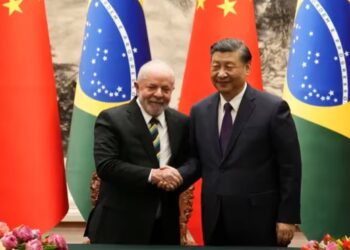 El presidente brasileño, Luiz Inácio Lula da Silva, estrecha la mano de su homólogo chino, Xi Jinping, tras una ceremonia de firma de documentos el 14 de abril de 2023, en Beijing, China (Ken Ishii/Foto compartida vía AP)