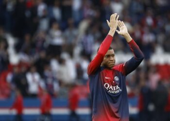 Paris (France), 06/05/2024.- Kylian Mbappe of Paris Saint Germain gestures toward supporters prior to the French Ligue 1 soccer match between Paris Saint-Germain (PSG) and Toulouse (TFC) in Paris, France, 12 May 2024. (Francia) EFE/EPA/MOHAMMED BADRA