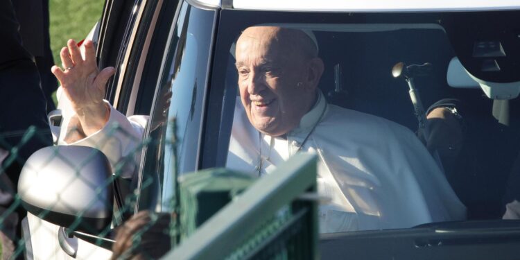 Verona (Italy), 18/05/2024.- Pope Francis waves upon arrival at Bentegodi stadium in Verona, Italy, 18 May 2024. The pope has arrived in Verona for a pastoral visit. (Papa, Italia) EFE/EPA/EMANUELE PENNACCHIO