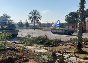 RAFAH, 07/05/2024.- El Ejército de Israel confirmó este martes haber tomado el control del lado gazatí del cruce de Rafah con tanques, tras una noche de bombardeos intensos contra el este de esta localidad sureña fronteriza con Egipto. Fuerzas israelíes continúan "escaneando" el cruce, indicó esta mañana el Ejército sin especificar el número de tropas terrestres presentes, aunque recalcó que se trata de una operación "precisa y limitada" contra objetivos de Hamás. Según un portavoz castrense, la toma del lado gazatí de Rafah fue realizada por la brigada 401 -compuesta en su mayoría por tanques- y la brigada de élite Givati, y llegó propiciada por el ataque desde esta área perpetrado por Hamás dos días atrás, en el que murieron cuatro soldados, y que según el Ejército confirmó esta zona estaba siendo usada por milicianos. EFE/Ejército de Israel (IDF) - SOLO USO EDITORIAL/SOLO DISPONIBLE PARA ILUSTRAR LA NOTICIA QUE ACOMPAÑA (CRÉDITO OBLIGATORIO) -