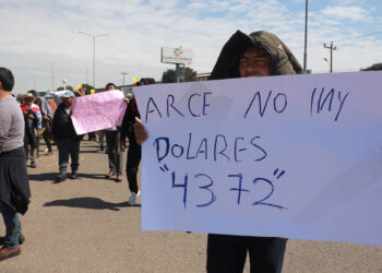 AME7597. SANTA CRUZ (BOLIVIA), 20/05/2024.- Transportistas protestan contra el gobierno boliviano por la escasez de dólares en el país este lunes, en Santa Cruz (Bolivia). Comerciantes y transportistas de carga internacional cumplen este lunes en Bolivia medidas de presión como marchas callejeras y bloqueos de carreteras para reclamar al Gobierno de Luis Arce por la persistente escasez de dólares en el país. EFE/Juan Carlos Torrejón