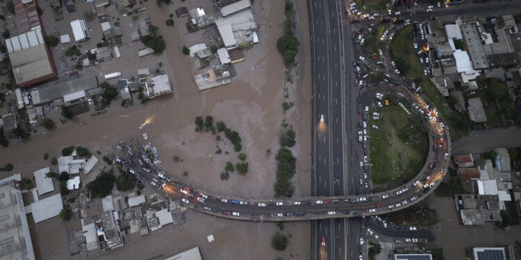 AME3383. CANOAS (BRASIL), 04/05/2024.- Fotografía aérea realizada con un dron donde se muestra la inundación de la ciudad de Canoas este sábado, región metropolitana de Porto Alegre, Canoas, (Brasil). La región metropolitana de Porto Alegre, la ciudad más importante del sur de Brasil, tenía barrios enteros bajo las aguas este sábado por las históricas inundaciones que han causado al menos 56 muertos y 74 desaparecidos desde el comienzo de la semana EFE/ Isaac Fontana