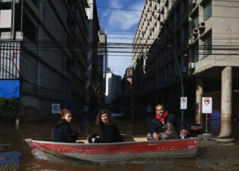 Varias personas viajan en un barco en una zona inundada en el centro de Porto Alegre, estado de Rio Grande do Sul (REUTERS/Adriano Machado)