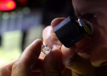 Un empleado observando un diamante en bruto en "Flanders Manufacturing", en Amberes, Bélgica. 30 de octubre de 2023. REUTERS/Johanna Geron