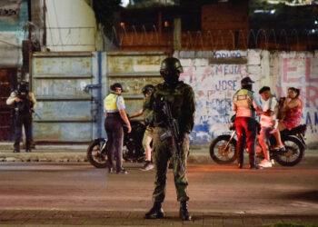 A soldier stands guard at a checkpoint set up due to the wave of violence, in Duran, Ecuador January 13, 2024. REUTERS/Vicente Gaibor del Pino