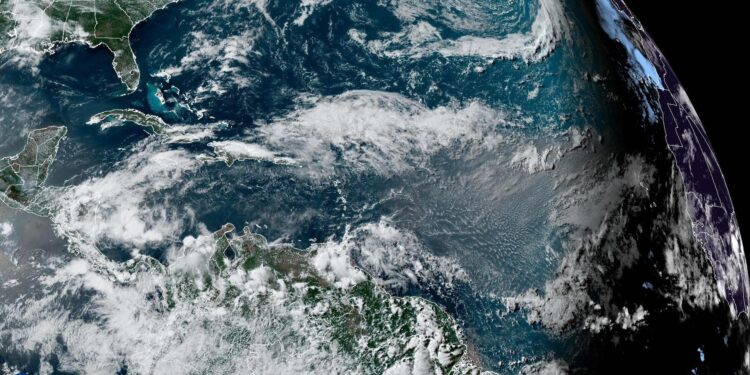 USA5305. MIAMI (FL, EEUU), 29/05/2024.- Fotografía satelital cedida por el Oficina Nacional de Administración Oceánica y Atmosférica (NOAA) a través del Centro Nacional de Huracanes (NHC) de Estados Unidos donde se muestra el estado del clima este miércoles en la parte norte del Atlántico. La temporada de huracanes de 2024 en el Atlántico, que comienza oficialmente este sábado, se prevé que sea una de las más activas e intensas en décadas, con la formación de hasta 13 huracanes y la preocupación de que el número de ciclones que toquen tierra pueda ser el doble de lo habitual. EFE/NOAA-NHC /SOLO USO EDITORIAL /NO VENTAS /SOLO DISPONIBLE PARA ILUSTRAR LA NOTICIA QUE ACOMPAÑA /CRÉDITO OBLIGATORIO