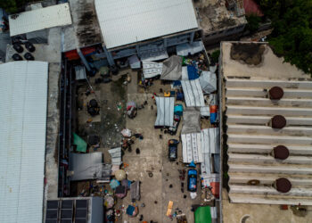 -FOTODELDÍA- PUERTO PRÍNCIPE (HAITÍ), 14/05/2024.- Familias permanecen refugiadas en la escuela Marie Jeanne High School, tras huir del ataque de pandillas, este martes en Puerto Príncipe (Haití). La crítica situación de Haití y las relaciones, en muchas ocasiones difíciles, están en el centro de la política exterior de República Dominicana, no exenta de críticas internacionales por las miles de repatriaciones de haitianos, pese a la violencia y, ahora, son parte de la campaña política dominicana. Se estima que más de medio millón de haitianos, la inmensa mayoría sin documentos, viven en República Dominicana, adonde huyen a causa de la deprimente situación en su país, el más pobre de América. EFE/ Mentor David Lorens