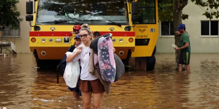 Residentes evacúan un vecindario inundado por fuertes lluvias en Canoas, estado Rio Grande do Sul, Brasil, el 4 de mayo de 2024. (Foto AP /Carlos Macedo)