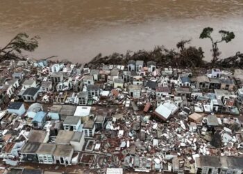 Fotografía tomada este viernes con un dron del cementerio destruido tras las inundaciones en la ciudad de Muçum, uno de los municipios del estado de Rio Grande do Sul afectados por el desbordamiento del río Taquari, en el sur de Brasil (EFE/Sebastiao Moreira)