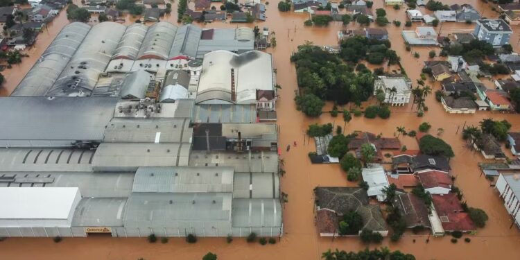 Calles inundadas tras las fuertes lluvias en Sao Sebastiao do Cai, en el estado de Rio Grande do Sul, Brasil, el jueves 2 de mayo de 2024. (AP Foto/Carlos Macedo)