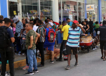 Migrantes hacen fila afuera de una casa de cambio hoy, en la fronteriza Tapachula, Chiapas (México). EFE/Juan Manuel Blanco