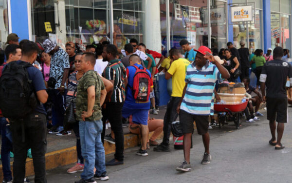 Migrantes hacen fila afuera de una casa de cambio hoy, en la fronteriza Tapachula, Chiapas (México). EFE/Juan Manuel Blanco