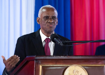 AME1653. PUERTO PRINCIPE (HAITÍ), 30/04/2024.- Edgard Leblanc Fils, antiguo presidente del Senado, habla después de ser nombrado como presidente del Consejo Presidencial de Transición, en el despacho del Primer Ministro en la Villa d'Accueil de Bourdon, este martes en Puerto Príncipe (Haití). El Consejo Presidencial de Haití eligió este martes a Fritz Bélizaire, extitular de Deportes, como nuevo primer ministro, en sustitución de Ariel Henry y designó a Edgard Leblanc Fils, antiguo presidente del Senado, al frente de la institución encargada de la transición en el país. EFE/Johnson Sabin