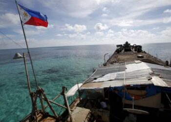 Una bandera filipina ondea desde el Sierra Madre, un destartalado buque de la Armada filipina encallado desde 1999 y convertido en destacamento militar filipino en el disputado atolón Second Thomas. (REUTERS/Erik De Castro/archivo)