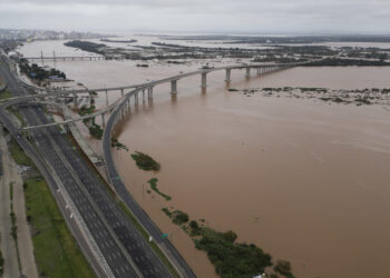 BRA100. PORTO ALEGRE (BRASIL), 03/05/2024.- Fotografía aérea tomada con un dron del Puente de Porto Alegre tras el desbordamiento del río Jacuí este viernes, en la región metropolitana de Porto Alegre (Brasil). En Porto Alegre, sin ninguna víctima fatal hasta ahora, la tragedia no es tan grave como en otros municipios de Río Grande do Sul, en donde las lluvias, según el último boletín de la Defensa Civil, dejan al menos 37 muertos, 74 heridos, 74 desaparecidos y 351.639 personas afectadas. EFE/ Isaac Fontana