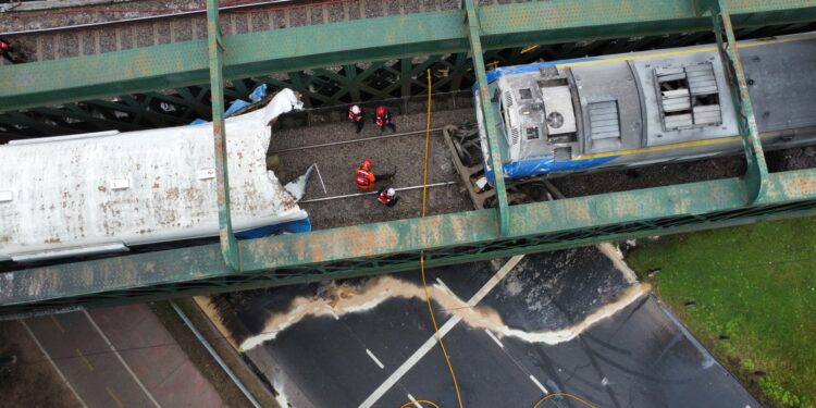 AME5126. BUENOS AIRES (ARGENTINA), 10/05/2024.- Fotografía aérea que muestra el lugar donde se chocaron un tren de pasajeros y una locomotora este viernes en Buenos Aires (Argentina). Entre 50 y 60 personas resultaron heridas tras el choque este viernes de un tren de pasajeros con una locomotora estacionada en Buenos Aires, informaron fuentes oficiales. EFE/ Luciano González