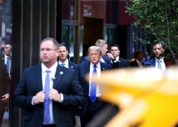 New York (United States), 30/05/2024.- Former US President Donald Trump (C) returns to Trump Tower after a jury found him guilty on all 34 counts in his criminal trial in New York State Supreme Court in New York, New York, USA, 30 May 2024. Trump was found guilty on all 34 felony counts of falsifying business records related to payments made to adult film star Stormy Daniels during his 2016 presidential campaign. (tormenta, Nueva York) EFE/EPA/PETER FOLEY