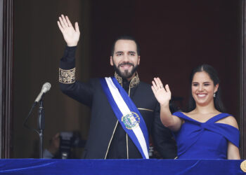 AME769. SAN SALVADOR (EL SALVADOR), 01/06/2024.- El presidente de El Salvador, Nayib Bukele, acompañado de su esposa, Gabriela Rodríguez, asiste a la ceremonia de investidura para un segundo mandato, este sábado en la Plaza Gerardo Barrios de San Salvador (El Salvador). EFE/ Bienvenido Velasco