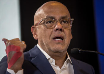 CARACAS (VENEZUELA), 04/06/2024 - El presidente del Parlamento venezolano, Jorge Rodríguez, ofrece una rueda de prensa este martes en Caracas (Venezuela). El jefe del comando chavista para las elecciones presidenciales del próximo 28 de julio, Jorge Rodríguez, denunció este martes que existe una "dictadura mediática" que actúa contra el gobernante, Nicolás Maduro, quien buscará un tercer sexenio consecutivo. "Los medios de esta dictadura mediática son demasiado descarados (...) cambian los hechos, imponen su verdad y creen que nosotros somos bobos", dijo el también presidente del Parlamento en una conferencia de prensa, en la que habló durante una media hora de las elecciones presidenciales de México, celebradas el pasado domingo. EFE/ Miguel Gutierrez