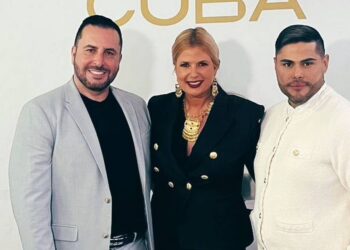 La presentadora de televisión Sissi Fleitas, con Prince Julio César, director de Miss Universe Cuba, y Amer Mercado, vicepresidente de programación y producción de Mega TV, que transmitirá el concurso de Miss Universe Cuba en Miami, el 15 de septiembre. CORTESÍA