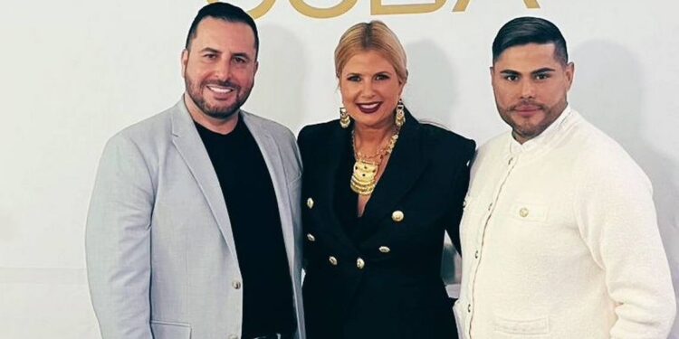 La presentadora de televisión Sissi Fleitas, con Prince Julio César, director de Miss Universe Cuba, y Amer Mercado, vicepresidente de programación y producción de Mega TV, que transmitirá el concurso de Miss Universe Cuba en Miami, el 15 de septiembre. CORTESÍA