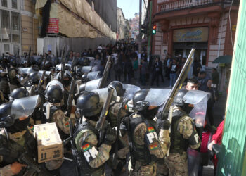 AME6897. LA PAZ (BOLIVIA), 26/06/2024.- Militares intentan ingresar a la sede del Gobierno de Bolivia, este miércoles en La Paz (Bolivia). El presidente de Bolivia, Luis Arce, nombró en la sede del Ejecutivo a nuevos comandantes del Ejército boliviano en medio de un movimiento militar que calificó de "golpe de Estado" por parte de Juan José Zuñiga, quien hasta hoy era el comandante general. EFE/ Luis Gandarillas