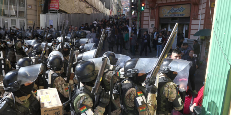 AME6897. LA PAZ (BOLIVIA), 26/06/2024.- Militares intentan ingresar a la sede del Gobierno de Bolivia, este miércoles en La Paz (Bolivia). El presidente de Bolivia, Luis Arce, nombró en la sede del Ejecutivo a nuevos comandantes del Ejército boliviano en medio de un movimiento militar que calificó de "golpe de Estado" por parte de Juan José Zuñiga, quien hasta hoy era el comandante general. EFE/ Luis Gandarillas