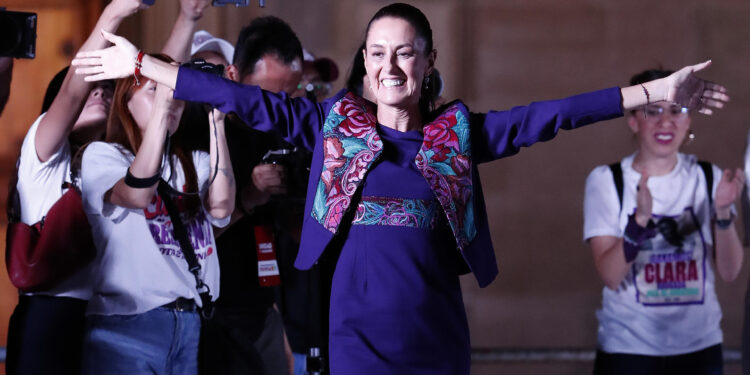 CIUDAD DE MÉXICO, 03/06/2024.- La oficialista Claudia Sheinbaum, ganadora de la elección, saluda a simpatizantes la madrugada de este lunes en la plancha del Zócalo en la Ciudad de México (México). La oficialista Claudia Sheinbaum hizo historia este lunes al convertirse en la primer mujer en ganar unas elecciones presidenciales en México tras una jornada que resultó en un triunfo que superó las altas expectativas del movimiento del presidente, Andrés Manuel López Obrador. EFE/Mario Guzmán