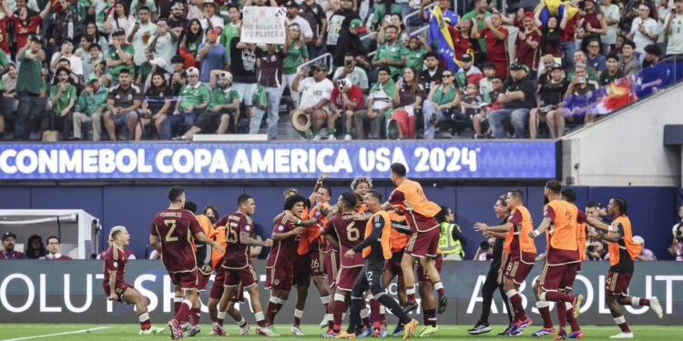 Inglewood (United States), 26/06/2024.- Venezuela celebrates a goal by Salomon Rondon which was scored on a penalty kick after a foul during the second half of the CONMEBOL Copa America 2024 group B soccer match between Venezuela and Mexico at SoFi Stadium in Inglewood, California, USA, 26 June 2024. EFE/EPA/ALLISON DINNER