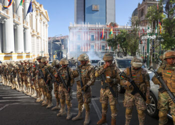 AME6897. LA PAZ (BOLIVIA), 26/06/2024.- Militares se forman frente a la sede del Gobierno de Bolivia, este miércoles en La Paz (Bolivia). El presidente de Bolivia, Luis Arce, dijo que el país "está atravesando un intento de golpe de Estado", ante un movimiento militar encabezado por el comandante general del Ejército boliviano, Juan José Zuñiga, que botó la puerta de la sede del Ejecutivo en la ciudad de La Paz. EFE/ Luis Gandarillas