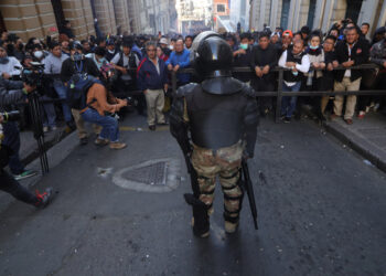 AME7059. LA PAZ (BOLIVIA), 26/06/2024.- Seguidores del gobierno del presidente de Bolivia, Luis Arce, protestan contra los militares que se tomaron la sede del Gobierno de Bolivia este miércoles, en La Paz (Bolivia). Arce dijo que el país "está atravesando un intento de golpe de Estado", ante un movimiento militar encabezado por el comandante general del Ejército boliviano, Juan José Zuñiga, que botó la puerta de la sede del Ejecutivo en la ciudad de La Paz. EFE/ STR