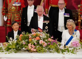 Britain's King Charles III (C) delivers a speech as Queen Camilla and Emperor Naruhito of Japan listen during a State Banquet at Buckingham Palace in London on June 25, 2024, on the first day of a three-day State Visit by Japan's Emperor and Empress to Britain. - The Japanese royal couple arrived in Britain for a three-day state visit hosted by King Charles III. (Photo by Jordan Pettitt / POOL / AFP)