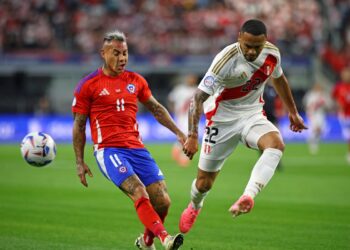 Chile's forward #11 Eduardo Vargas fights for the ball with Peru's defender #22 Alexander Callens during the Conmebol 2024 Copa America tournament group A football match between Peru and Chile at AT&T Stadium in Arlington, Texas on June 21, 2024. (Photo by Aric Becker / AFP)
