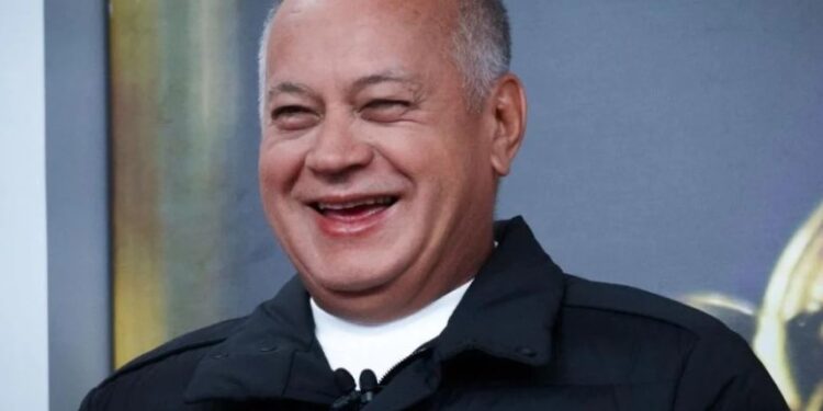 Diosdado Cabello. Foto Con el mazo.