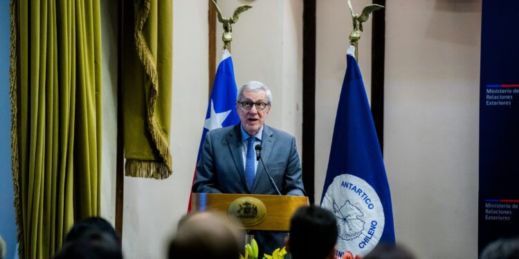 El canciller chileno, Alberto van Klaveran. Foto @Minrel_Chile