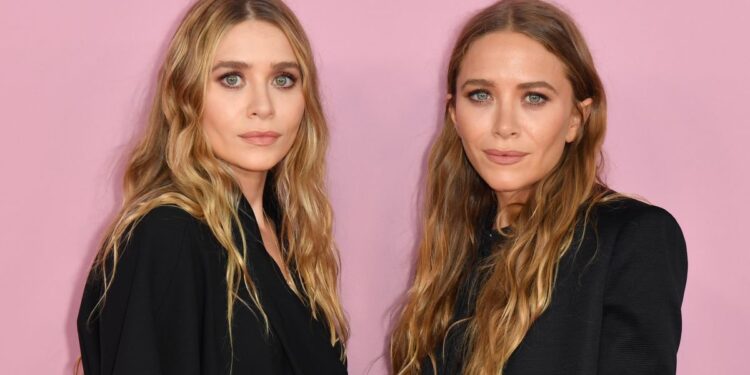 US fashion designers Mary-Kate (R) and Ashley Olsen arrive for the 2019 CFDA fashion awards at the Brooklyn Museum in New York City on June 3, 2019. (Photo by ANGELA WEISS / AFP) / ALTERNATIVE CROP