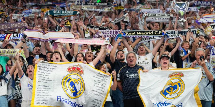 MADRID, 01/06/2024.- Aficionados del Real Madrid que asisten al Santiago Bernabéu celebran el primer gol del equipo madridista durante la final de la Liga de Campeones que Real Madrid y Borussia Dortmund disputan hoy sábado en el estadio de Wembley, en Londres. EFE / Borja Sánchez-Trillo.