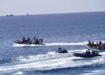 Las Fuerzas Armadas de Filipinas muestra al personal de la marina filipina recogiendo restos de paquetes de alimentos que flotaban en los mares de Second Thomas Shoal. (Fuerzas Armadas de Filipinas vía AP)