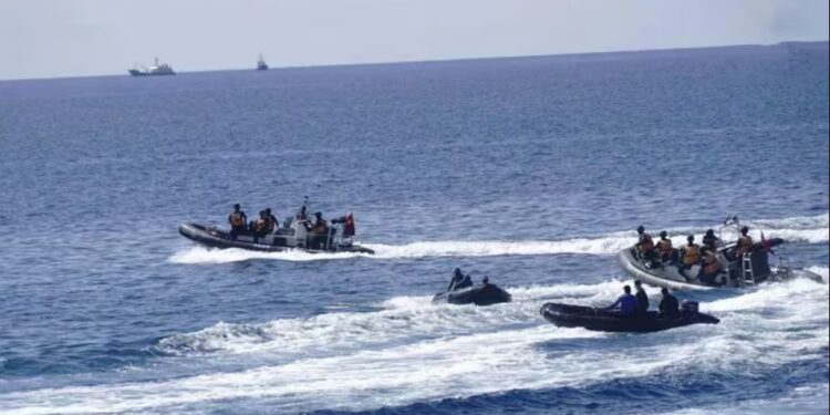 Las Fuerzas Armadas de Filipinas muestra al personal de la marina filipina recogiendo restos de paquetes de alimentos que flotaban en los mares de Second Thomas Shoal. (Fuerzas Armadas de Filipinas vía AP)