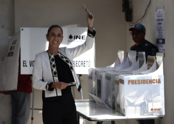 MEX9746. CIUDAD DE MÉXICO (MÉXICO), 02/06/2024.- La candidata oficialista a la presidencia de México, Claudia Sheinbaum, vota en las elecciones generales mexicanas este domingo, en un colegio electoral en la Ciudad de México (México). Sheinbaum votó este domingo en la alcaldía Tlalpan, demarcación interna del sur de la capital, donde dijo que los ciudadanos no deberían tener miedo" de participar en la elección pese a la violencia. EFE/ José Méndez