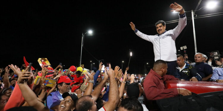 AME5933. NUEVA ESPARTA (VENEZUELA), 21/06/2024.- Fotografía cedida por Prensa Miraflores del presidente de Venezuela, Nicolás Maduro, durante un acto público en Nueva Esparta (Venezuela). El presidente de Venezuela, Nicolás Maduro, dijo este viernes que su homólogo de Argentina, Javier Milei, está "destruyendo" la economía y el Estado de su país con un "paradigma neoliberal fracasado". EFE/ Prensa Miraflores / SOLO USO EDITORIAL/ SOLO DISPONIBLE PARA ILUSTRAR LA NOTICIA QUE ACOMPAÑA (CRÉDITO OBLIGATORIO)